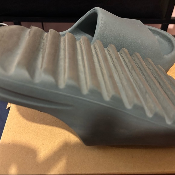 yeezy slides - Picture 2 of 3